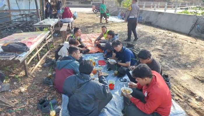 Satlantas Polres Kendal Ngopi Bareng dengan Sopir, Ada Apa ?
