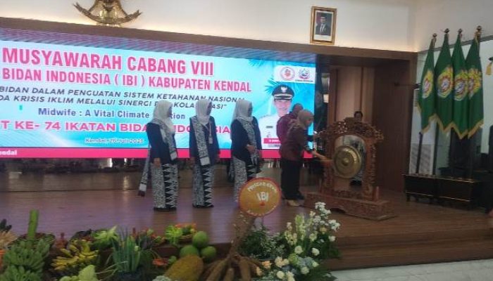 Bupati Buka Acara Musda VIII Ikatan Bidan Indonesia Kabupaten Kendal di Pendopo Tumenggung Bahurekso