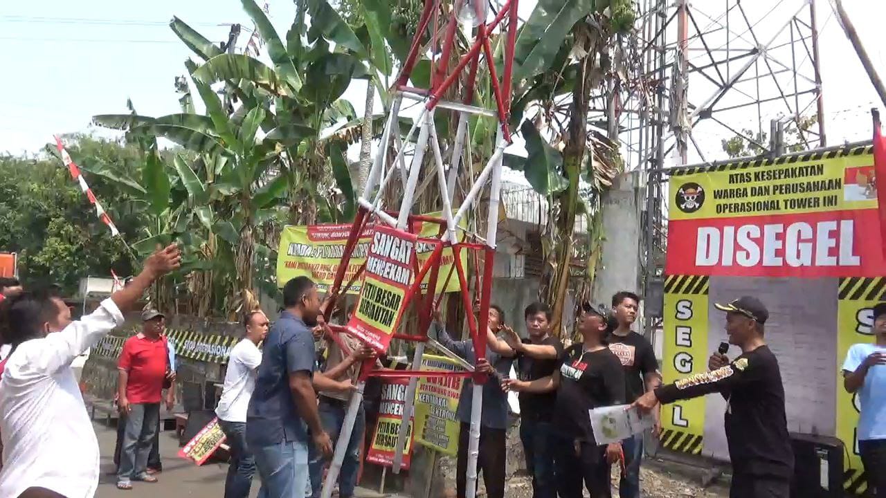 Banyak Barang Elektronik Rusak, Puluhan Warga Desa Bonyokan Segel Tower Seluler