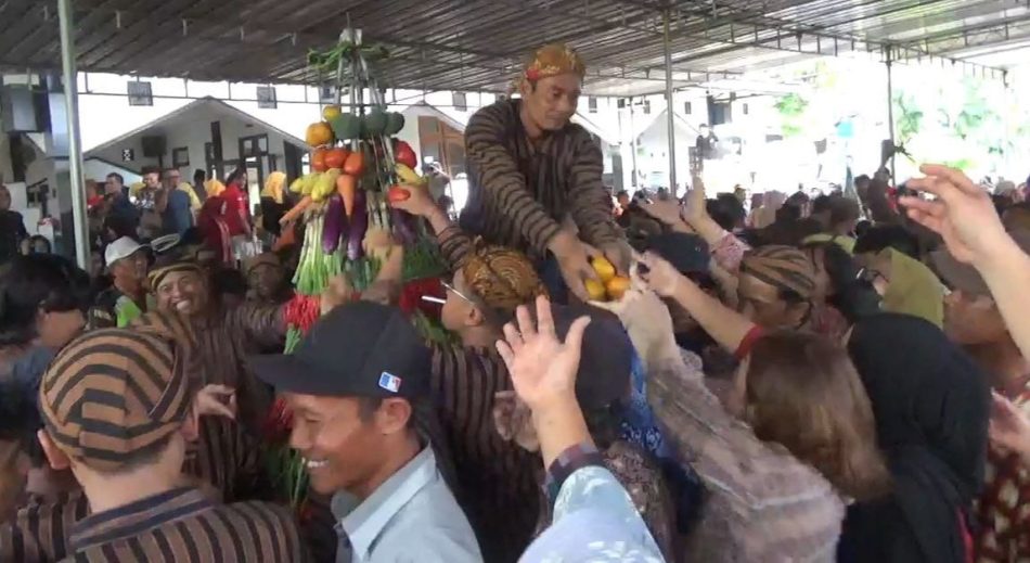 Meriahkan Bersih Desa Wiro, 11 Gunungan Dikirab Sepanjang 1 KM