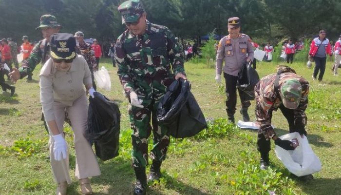 Bupati, Dandim 0715/ Kendal dan Kapolres Kendal Bersih- Bersih Pantai Muara Kencana