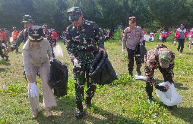 Bupati, Dandim 0715/ Kendal dan Kapolres Kendal Bersih- Bersih Pantai Muara Kencana