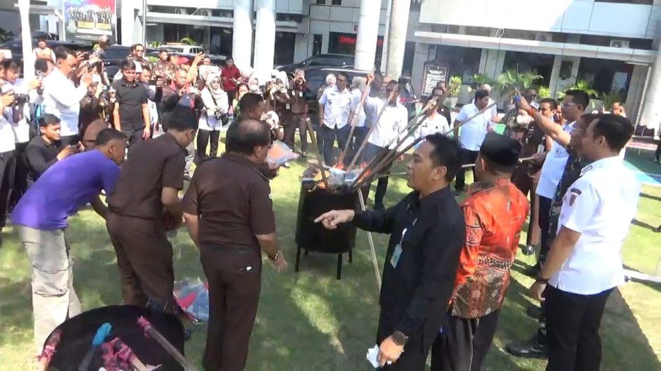 Kejari Klaten Musnahkan Ribuan Pil Koplo, Miras dan Senpi