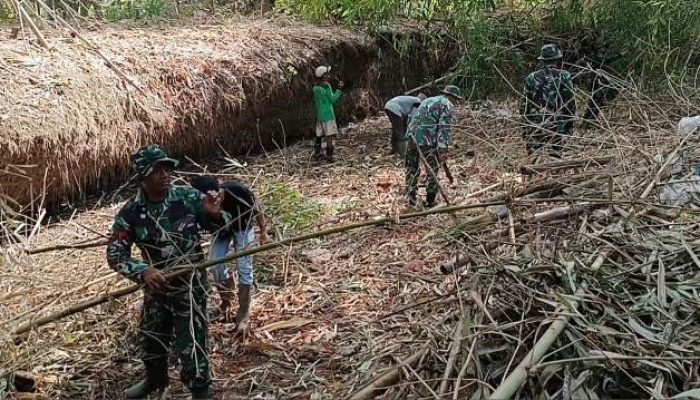 Puluhan Anggota Kodim 0715/ Kendal Kerja Bakti Bersihkan Sungai
