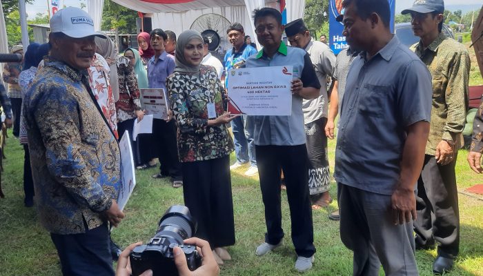 Bupati Secara Simbolis Berikan Bantuan Beras kepada Ratusan Anggota Kelompok Tani