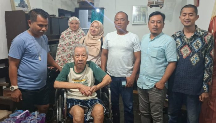 Kakek Kusmono dapat Bantuan Kursi Roda dari Peradi SAI Purwokerto