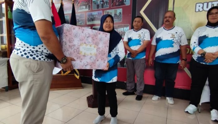 Rutan Kelas IIB Banyumas Bersama DWP Berikan Bantuan Sosial kepada Keluarga Warga Binaan