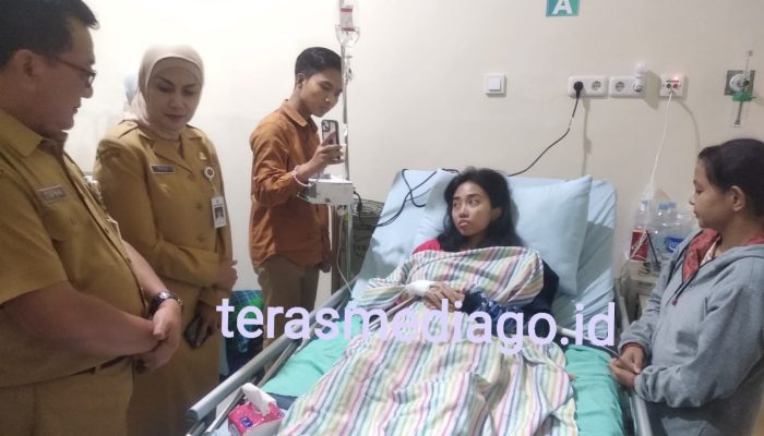 Bupati Besuk 2 Anak yang Ibunya Meninggal Dunia Membusuk di Kamar