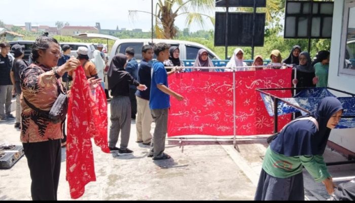 Universitas Sahid Surakarta Latih Puluhan Difabel Membuat Batik Ciprat