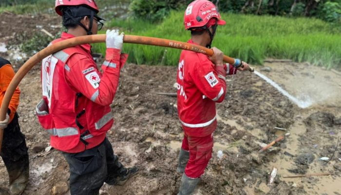 Relawan dan Ambulance Jenazah PMI Disiagakan Selama Proses Evakuasi Longsor Situkung