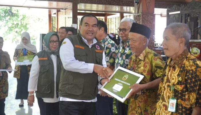 Pemkab Serahkan SK Pensiun Kepada 70 Pegawai Pemkab Blora Purna Tugas