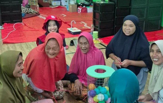 Pengungsi Situkung Diajak Fun Game Bareng PMI, Raut Keceriaan Mulai Nampak