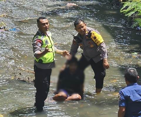 Pasien Panti Lompat ke Sungai, Personil Ops Lilin Candi Polres Klaten Lakukan Evakuasi