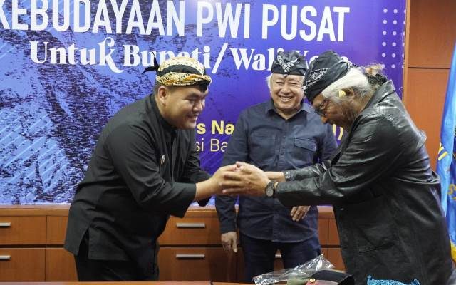 Ini Bupati dan Wali Kota Serta Wartawan yang Berhasil Menerima Anugerah Kebudayaan PWI Pusat