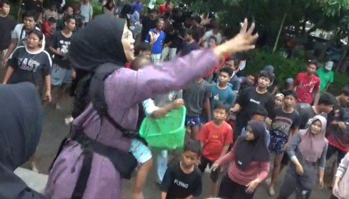 Ratusan Warga Berebut Uang Koin Dalam Tradisi Udhek-Udhek