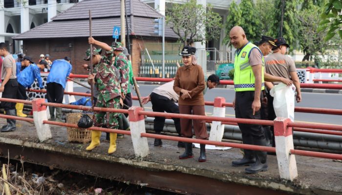 Bupati dan Kapolres Pimpin Pembersihan Sampah yang Menumpuk di Bawah Jembatan Sungai Kendal