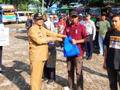 Pemkab Rembang Salurkan Paket Sembako Lebaran untuk Awak Angkutan dan Juru Parkir, Ini yang Disampaikan Bupati
