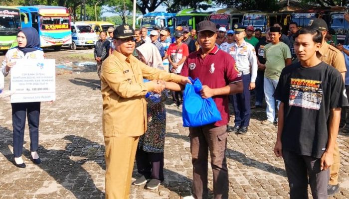 Pemkab Rembang Salurkan Paket Sembako Lebaran untuk Awak Angkutan dan Juru Parkir, Ini yang Disampaikan Bupati