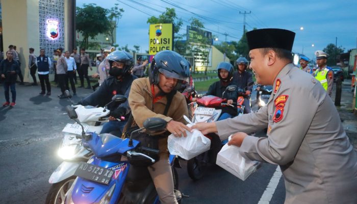 Kapolres Sukoharjo Pimpin Pembagian 800 Takjil dan Buka Bersama Elemen Masyarakat