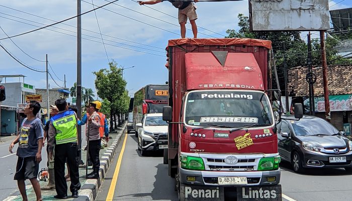 Tabrak Pohon di Jalan Yogya-Solo, Truk Kontainer Picu Kemacetan Panjang