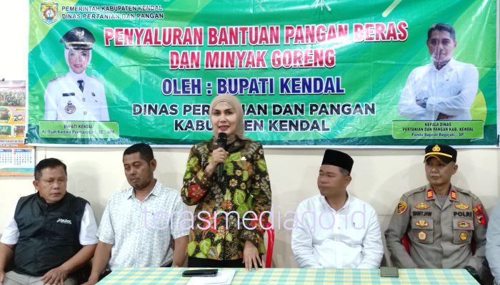 Bupati Kendal Salurkan Bantuan Beras dan Minyak Goreng untuk Warga Desa Tamanrejo dan Pagerwojo Limbangan