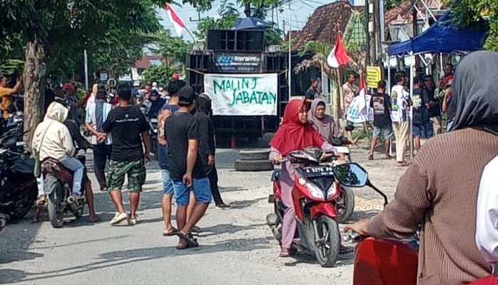 Ratusan Warga Sumber Turun ke Jalan Tuntut Pengisian Perangkat Desa Secara Terbuka