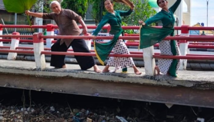 Prihatin Kondisi Lingkungan, Seniman Tari Kendal Suarakan Menari di Atas Tumpukan Sampah