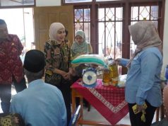 Bupati Salurkan Bantuan Beras dan Minyak Goreng di Desa Putatgede