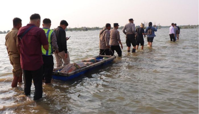 Terobos Rob 2 Kilometer, Kapolres Kendal Datangi Rumah Warga yang Terisolir Karena Air Rob