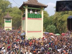 Puluhan Ribu Warga Berebut Apem di Klampeyan Jatinom