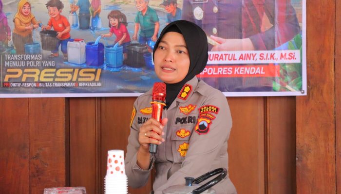 Polres Kendal Kunjungi Dusun Sirowo Berikan Bantuan Air Bersih dan Sembako