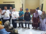 Bupati Kendal Serahkan Bantuan Beras kepada 179 Warga Desa Penjalin