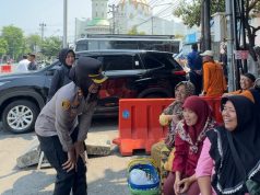 Momen Hangat Kapolres Kendal Borong Telur Dagangan Nenek di Tengah Aksi Damai Peternak Unggas