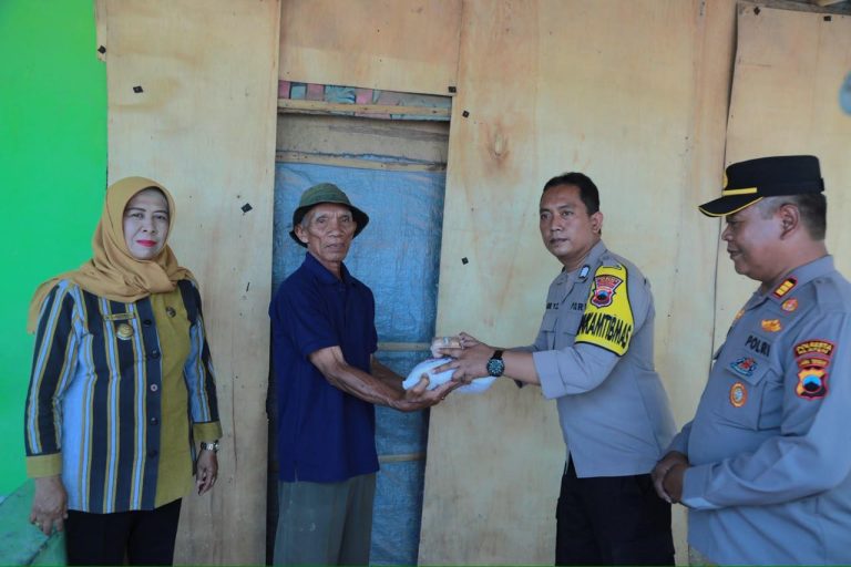 Peduli Dampak Kekeringan, Satbinmas Polres Klaten Serahkan Sembako kepada Buruh Tandur