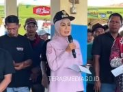 Bupati Tika Ikut Larung Sesaji di Tengah Laut