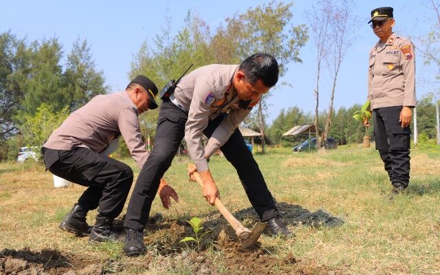 Polres Kendal Gelar ‘Green Policing’ Tanam 100 Pohon di Patebon