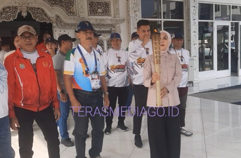 Bupati Tika Serahkan Obor ke Atlet Kendal untuk Dikirab Keliling Kota Kendal